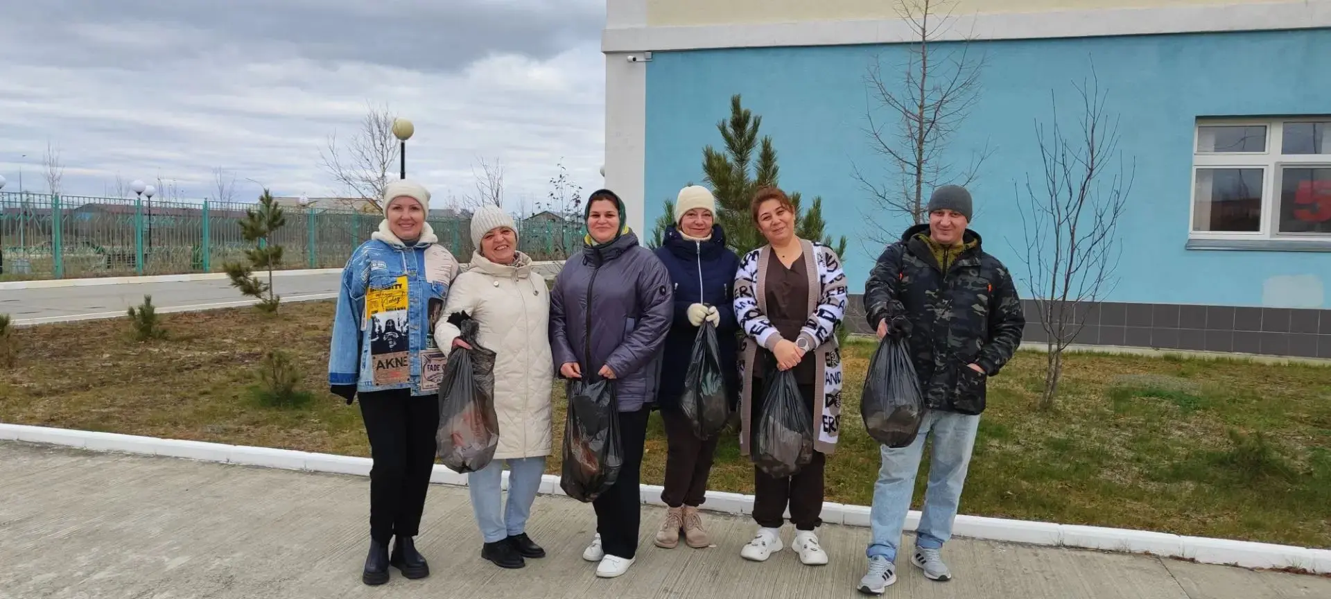 В нашей школе состоялся очередной пятничный субботник. Несмотря на пасмурную погоду, ко...