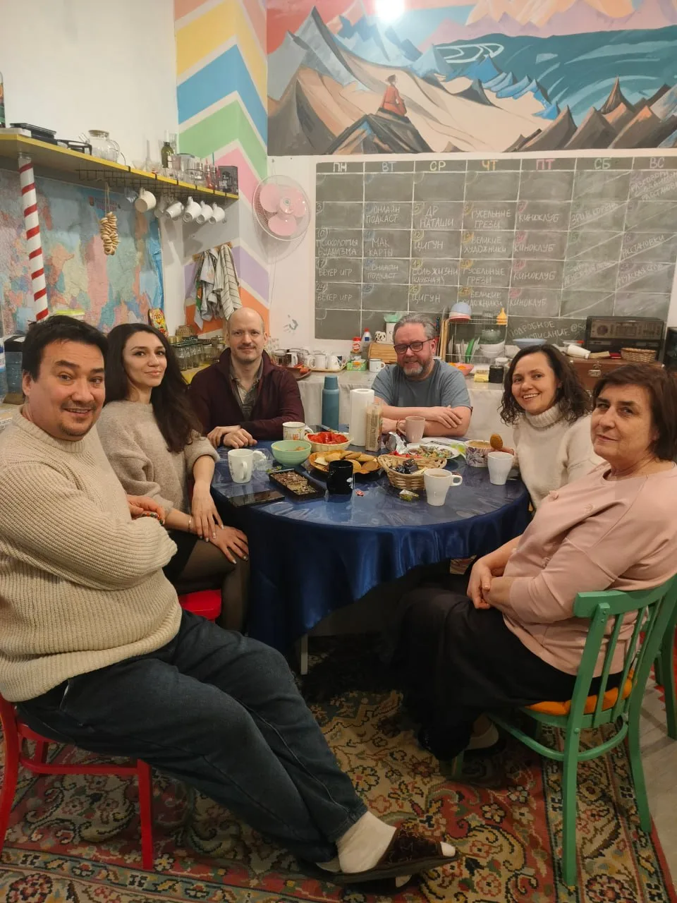 Здесь люди становятся своими просто во время разговора за чашкой чая
