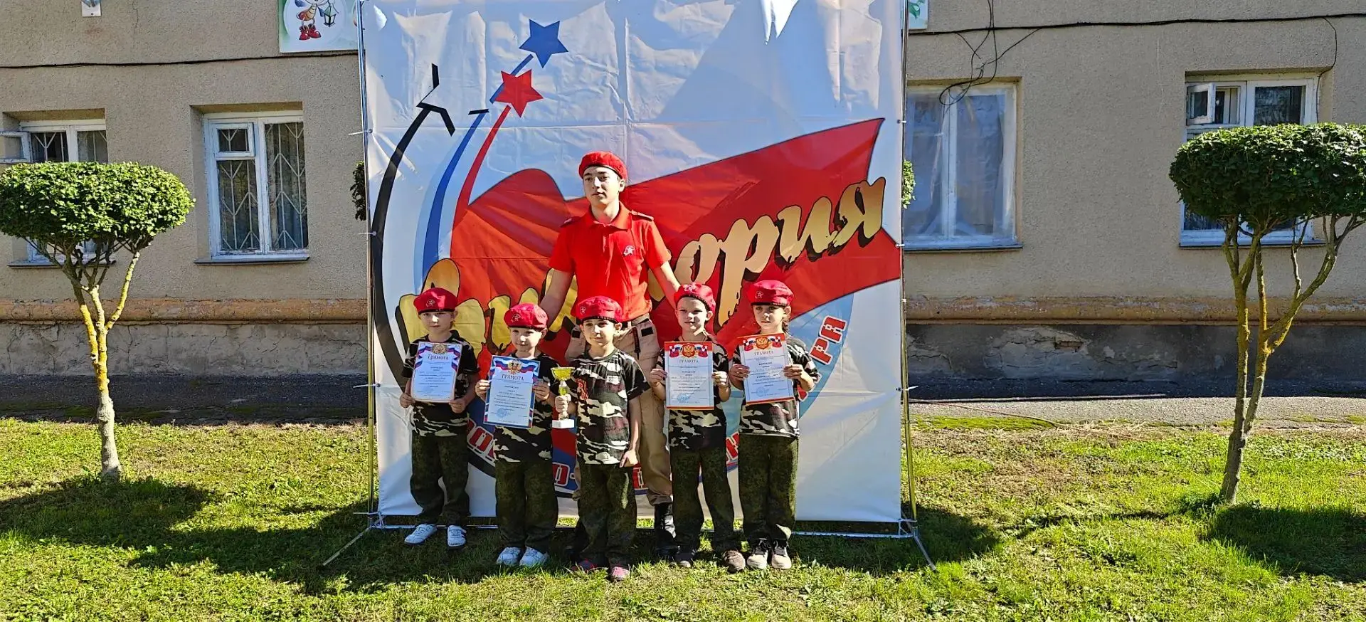 08.10.26 года воспитанники подготовительных групп дошкольного отделения "Ласточка" МКОУ...