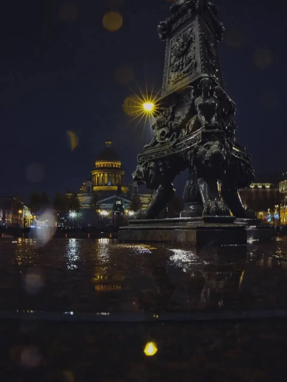 🌧 Мокрый асфальт, огни и отражения — город, который в дождь становится особенно своим.
