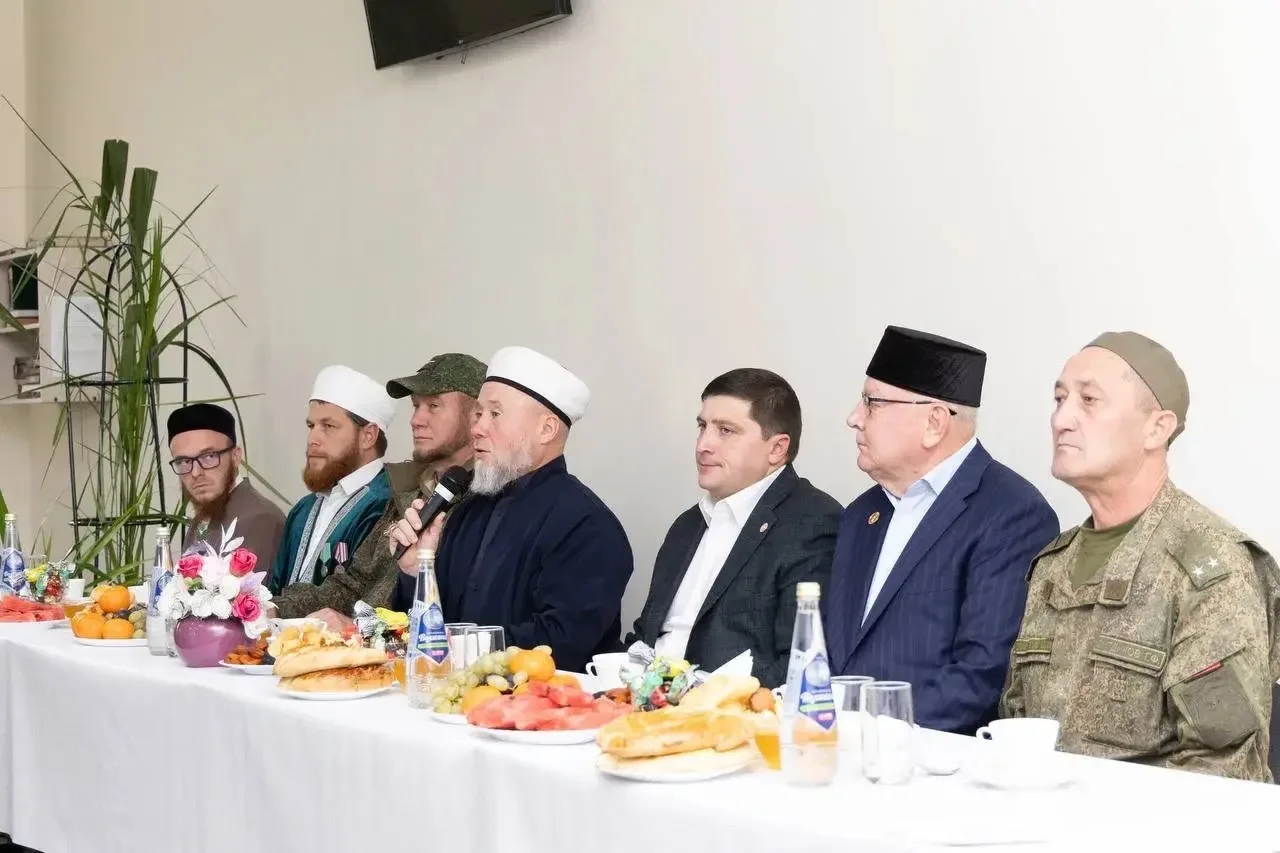 В Соборной мечети Нижнекамска прошла встреча главы НМР Радмира Беляева с семьями участн...