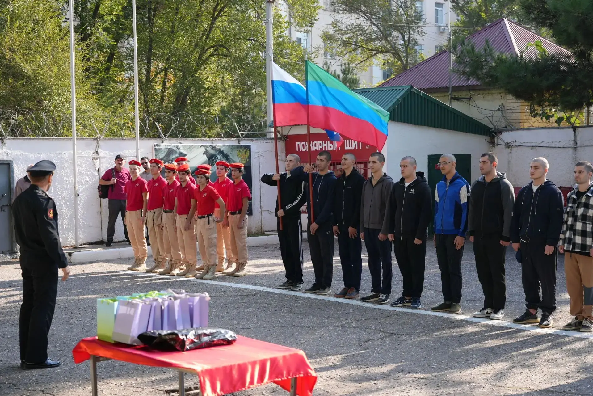 В Каспийске торжественно проводили 10 призывников на срочную службу.