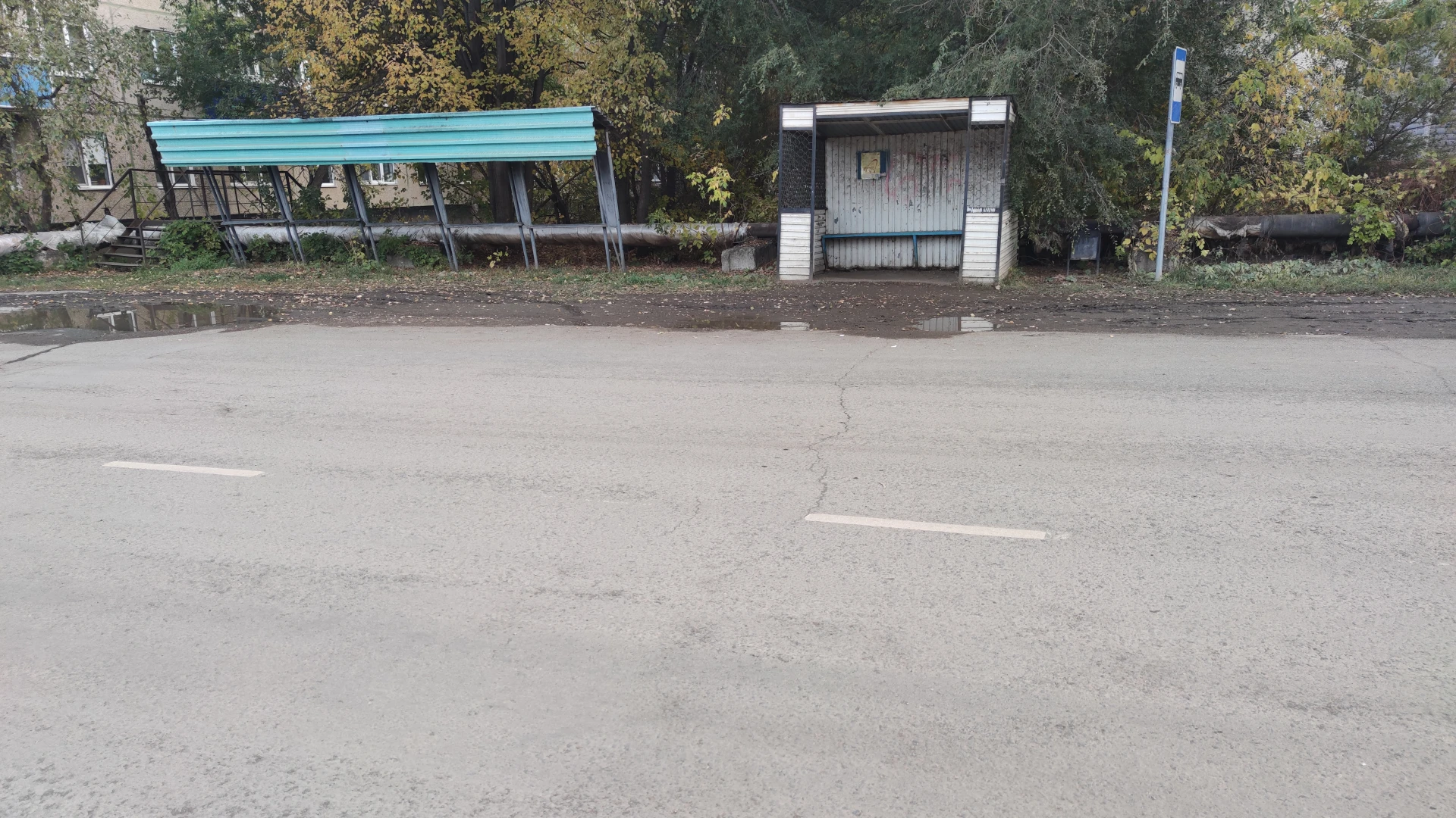В сухие солнечные дни привычная большая лужа на ул. Школьная сошла. Появилась возможнос...