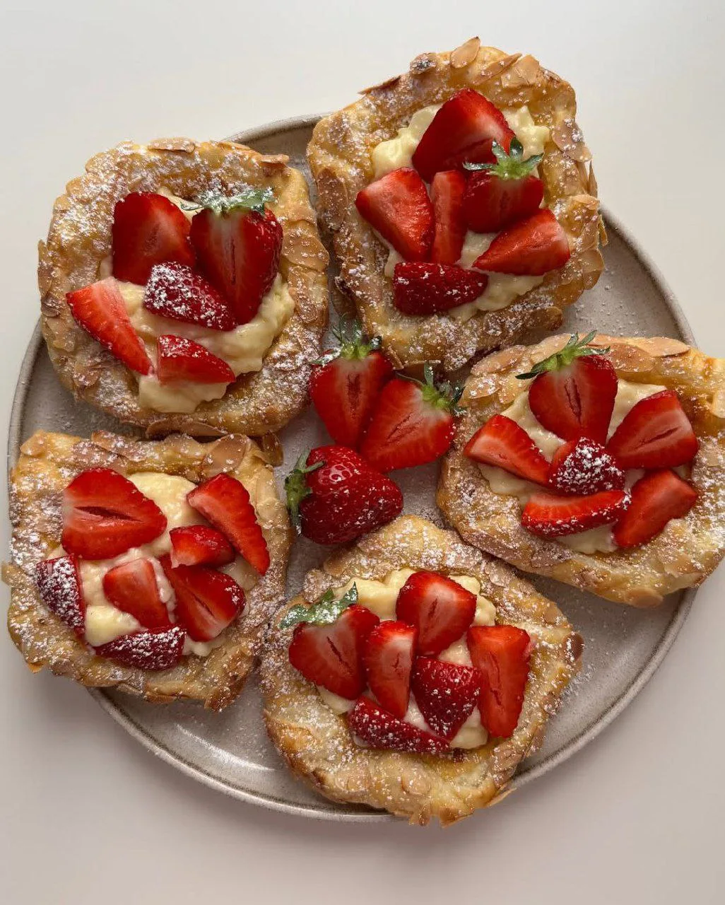 Слойки с клубникой и ванильным пудингом 🍓