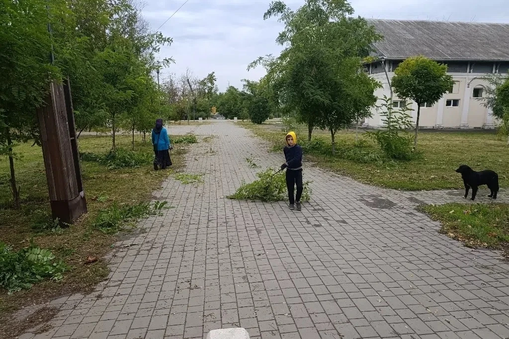 В Шахтах продолжаются работы по благоустройству территории