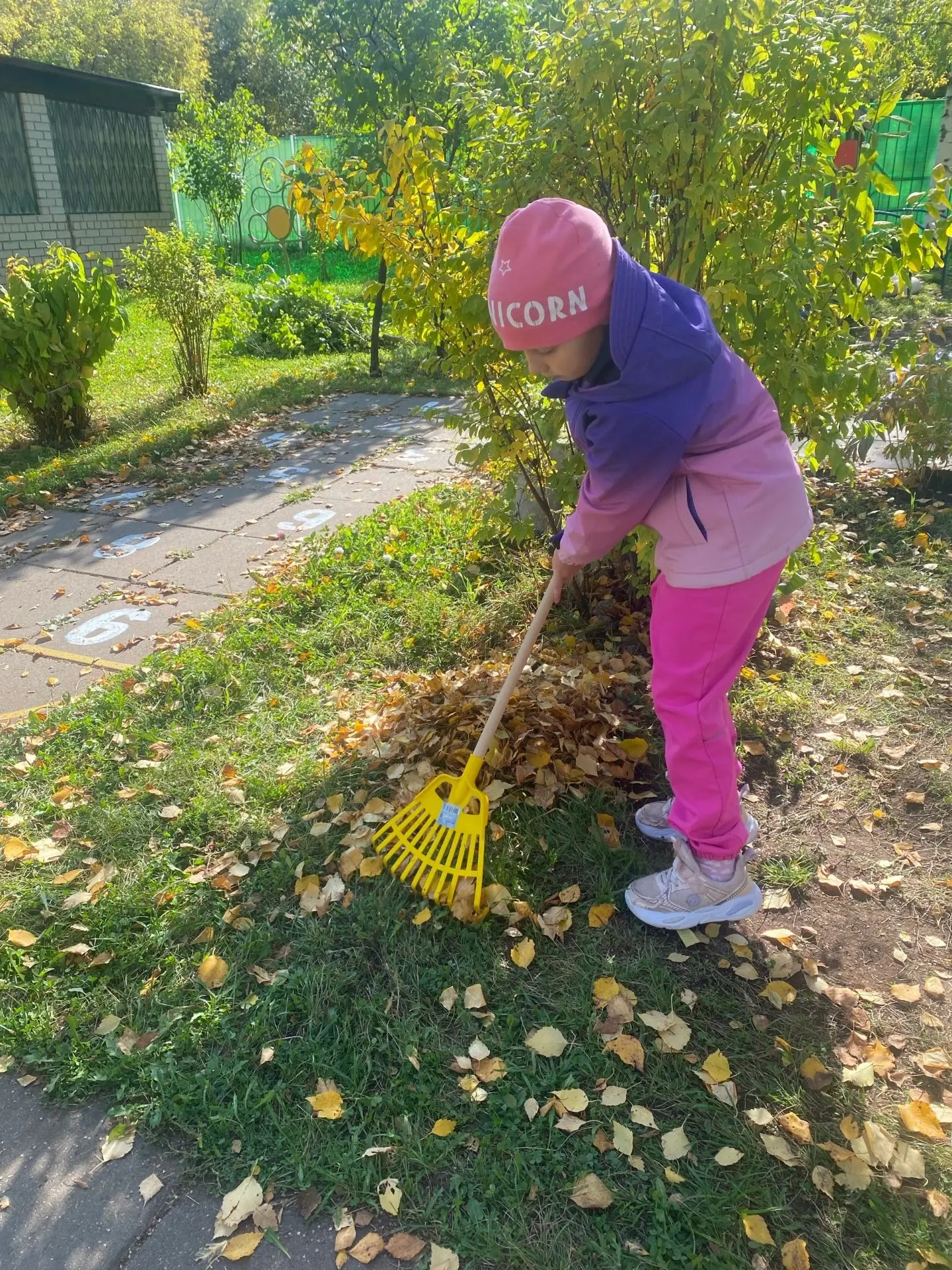 Воспитанники группы Радуга времени не теряют. На улице отличная погода- отправляемся на...
