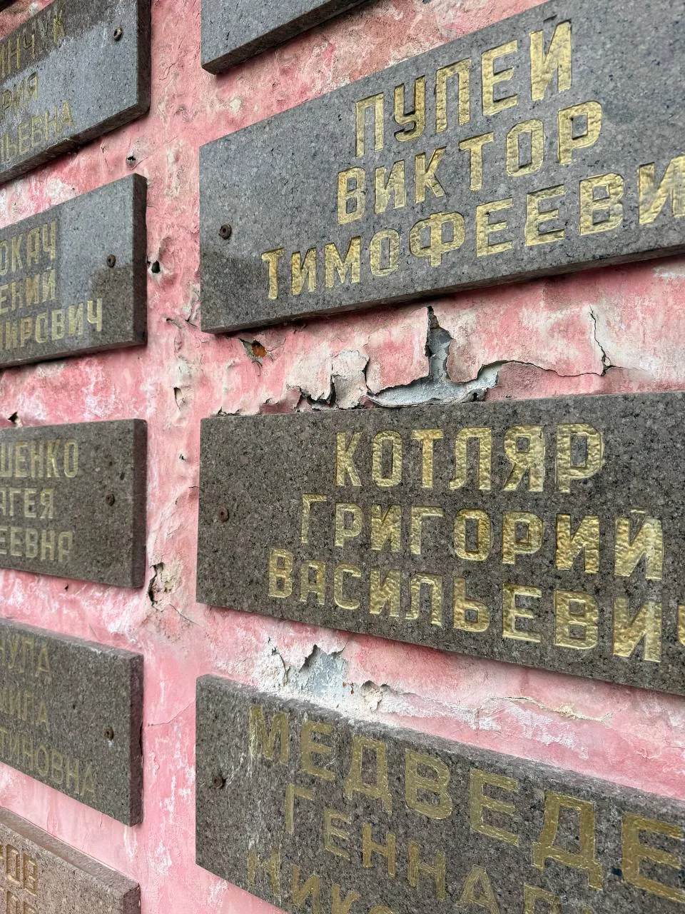 «Новая площадь это конечно хорошо, несмотря на весь хейт в ее сторону. Но стена с почет...