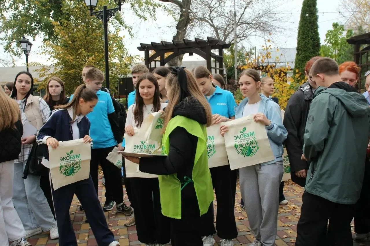 🌱 В Борисоглебске школьники очистили берег реки Вороны в рамках проекта «ЭкоБум».