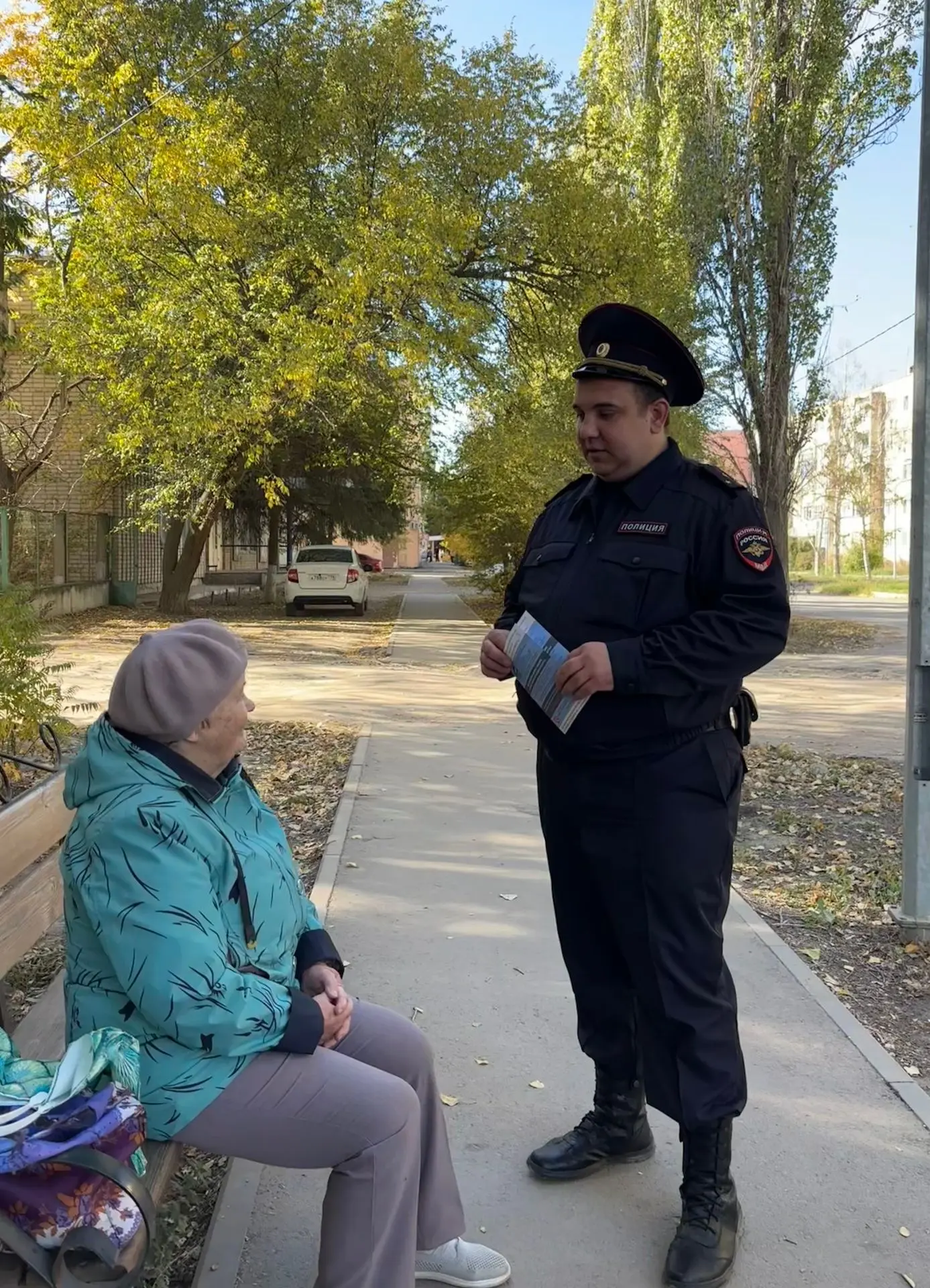 Полицейские Советского района напомнили жителям о правилах защиты от мошенников