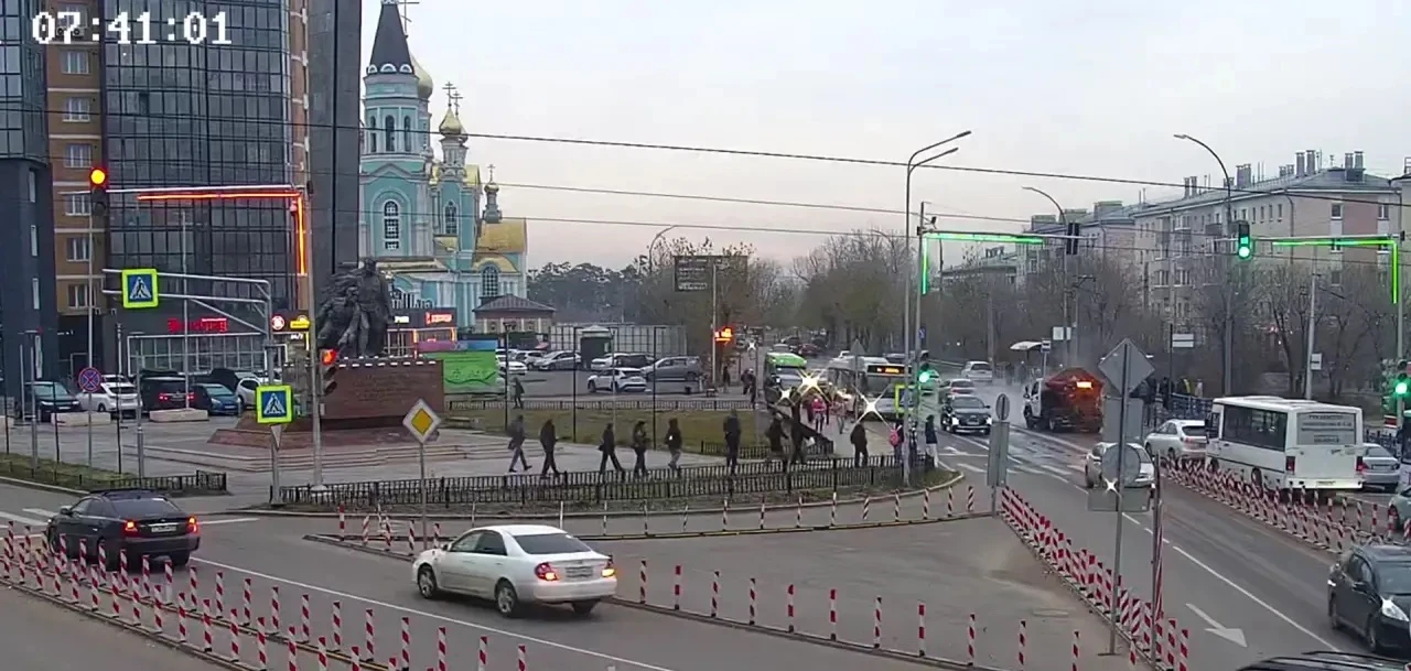В связи с выходом воды на проезжую часть произведена посыпка дорог на Комсомольской пло...