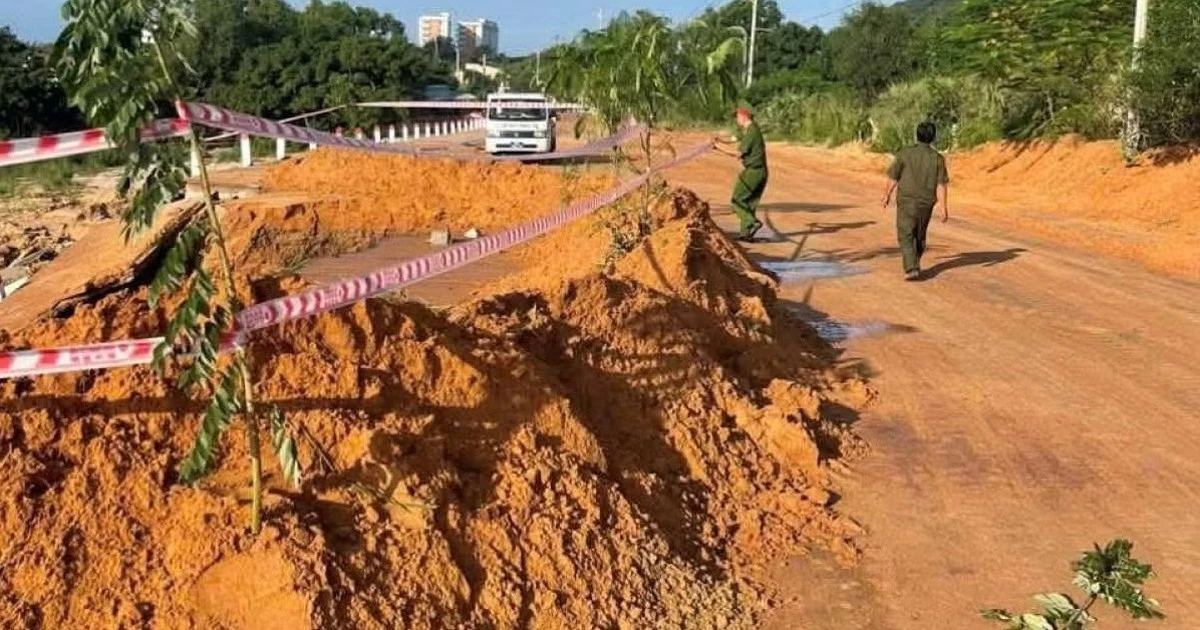 Ливни в Муйне превращают главную дорогу в красную реку: песок с дюн смывает на асфальт,...