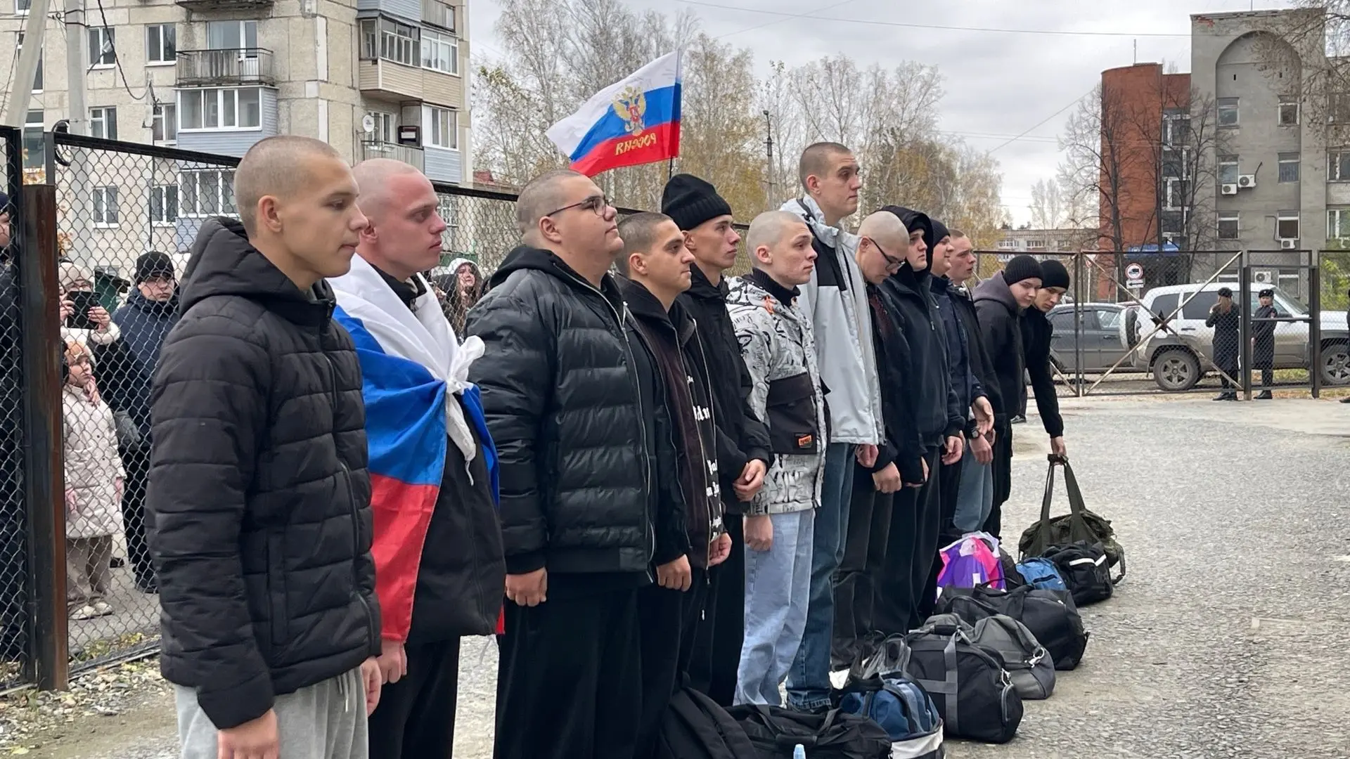 🇷🇺15 октября у здания военного комиссариата Тавдинского муниципального округа прошло ...