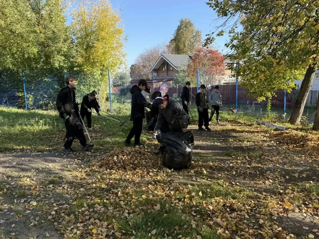 🍂 Добрая осенняя традиция: школьники Чистопольского района навели порядок на территори...