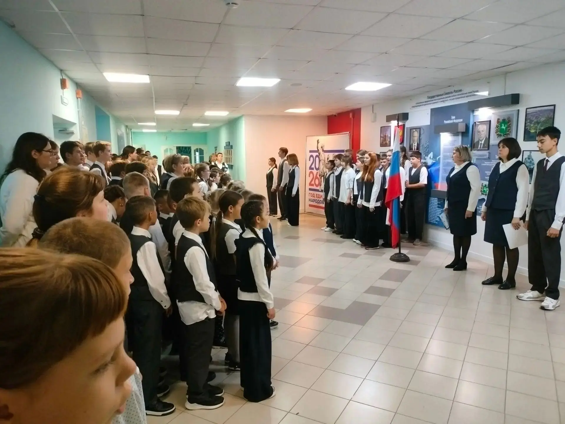Новая учебная неделя началась с традиционной линейки