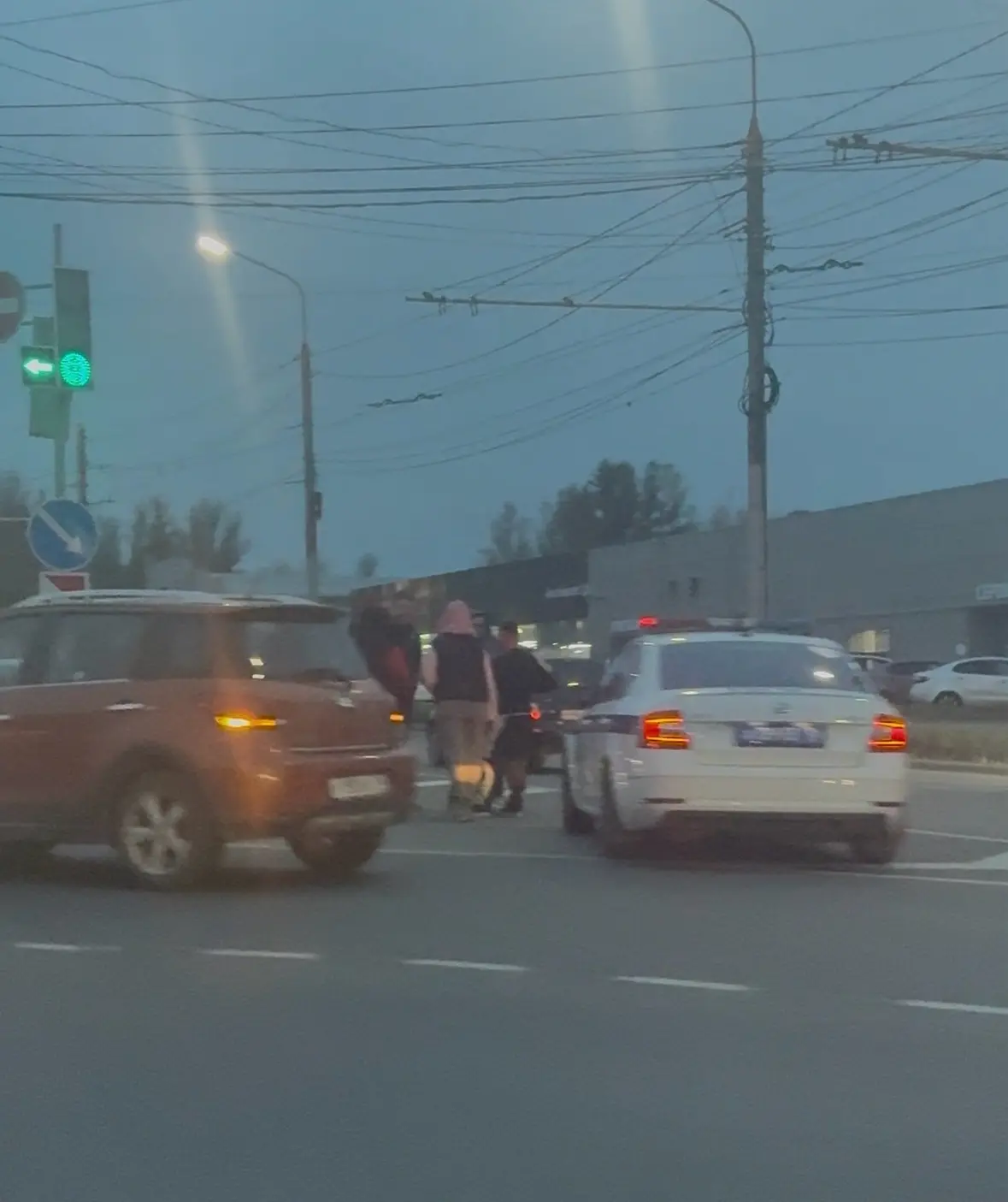 В Ярославле в ДТП пострадал мотоциклист. Фотографией с места аварии поделился читатель ...