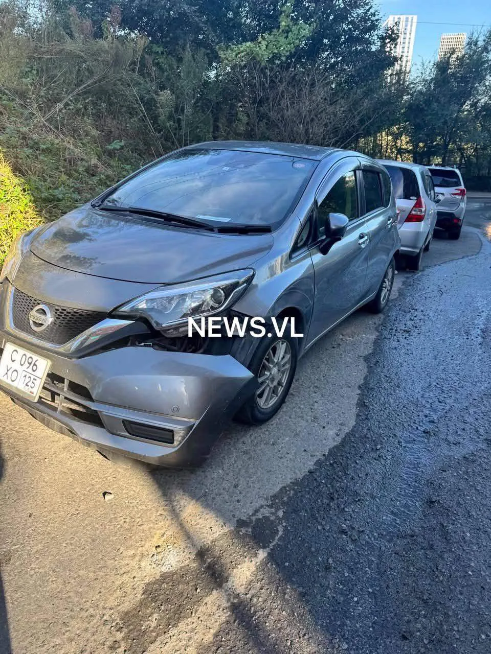 Во Владивостоке водитель BMW врезался в припаркованный Nissan и скрылся — пострадавший ...
