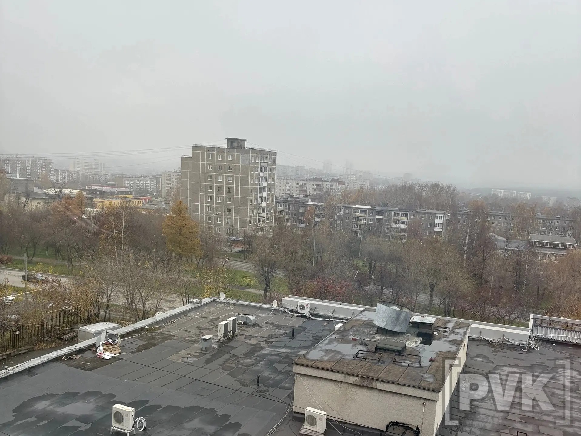 🌫 В Первоуральске опустился густой туман — особенно плотным он стал в центре города во...