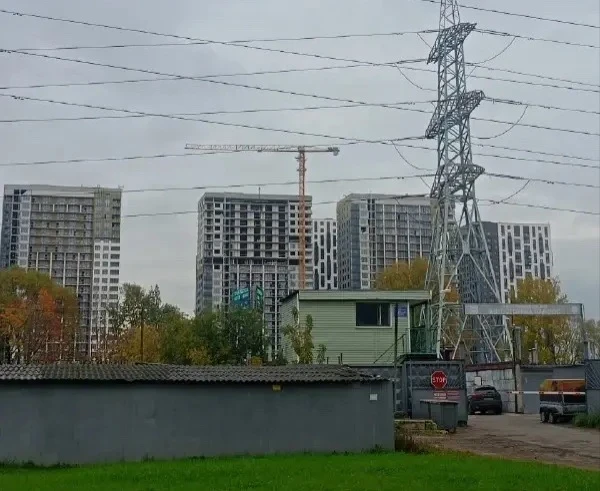 🏗️ На стройке жилого комплекса остался один кран