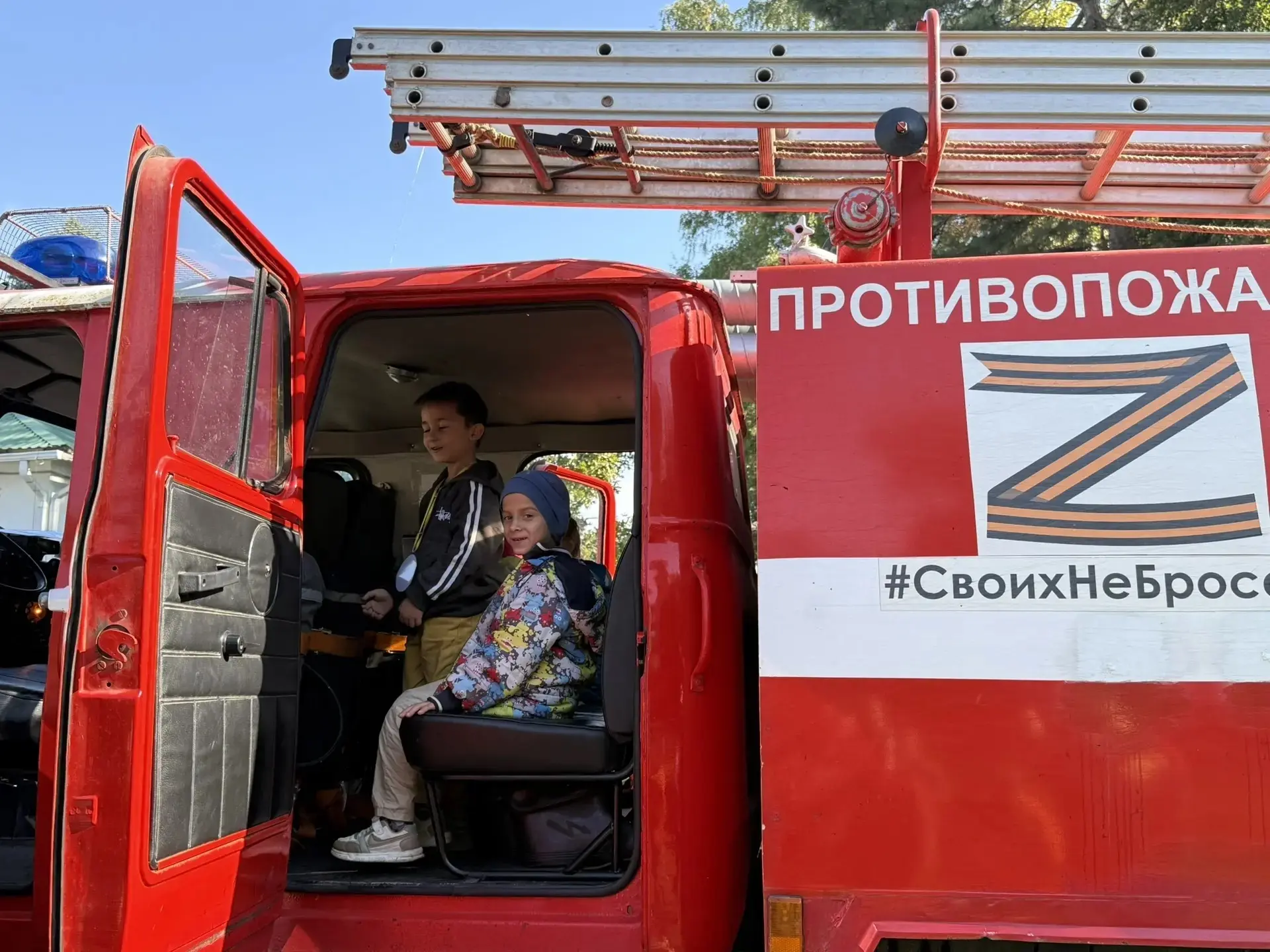 ❗Открытый урок по культуре безопасности продолжился демонстрацией спасательной техники....