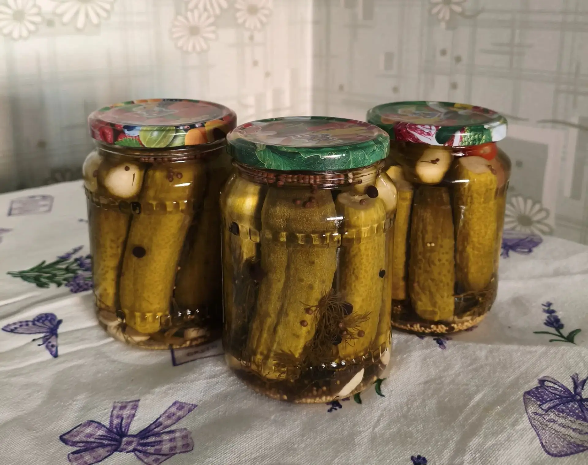 Огурцы маринованные.
