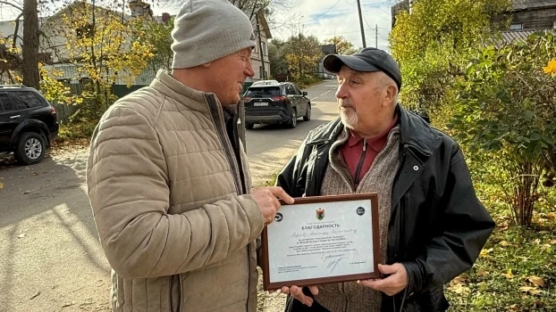 🍂 В Сортавала поблагодарили пенсионера за заботу о городе