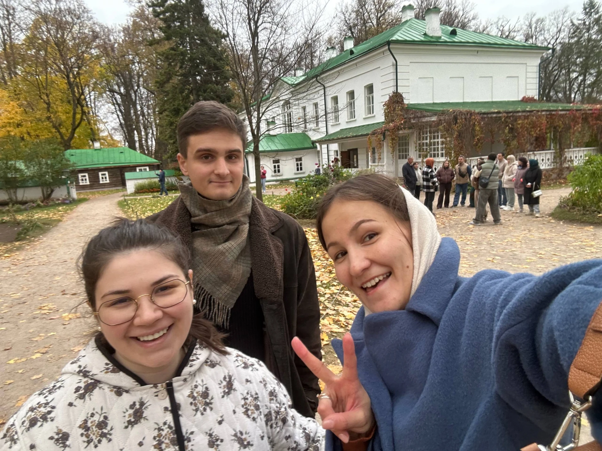 Это мы заезжали в парк Поленово. Ничем не примечательный парк, вроде художника какого-т...