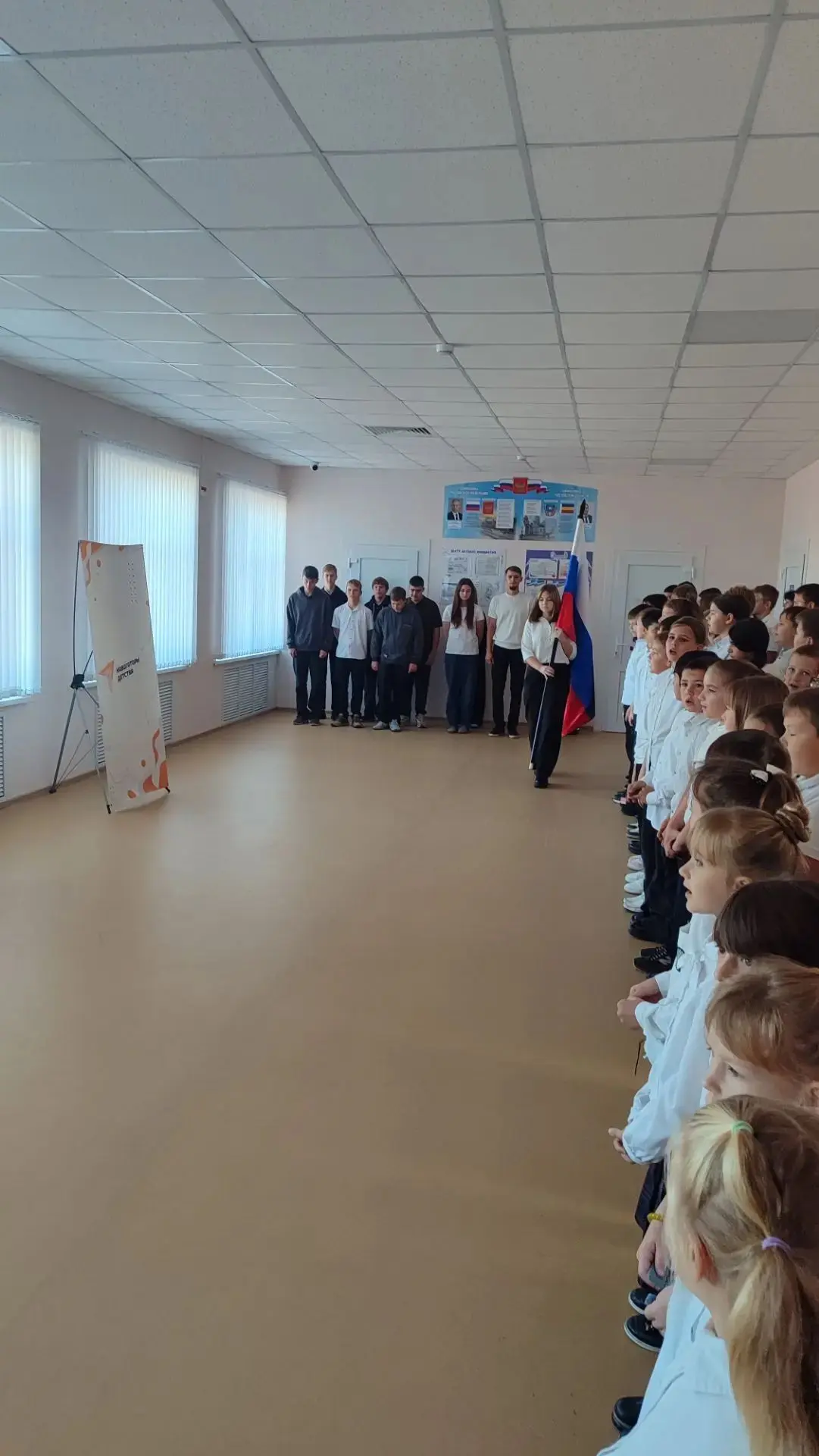 Торжественная линейка по понедельникам в школе — это не просто начало учебной недели, а...