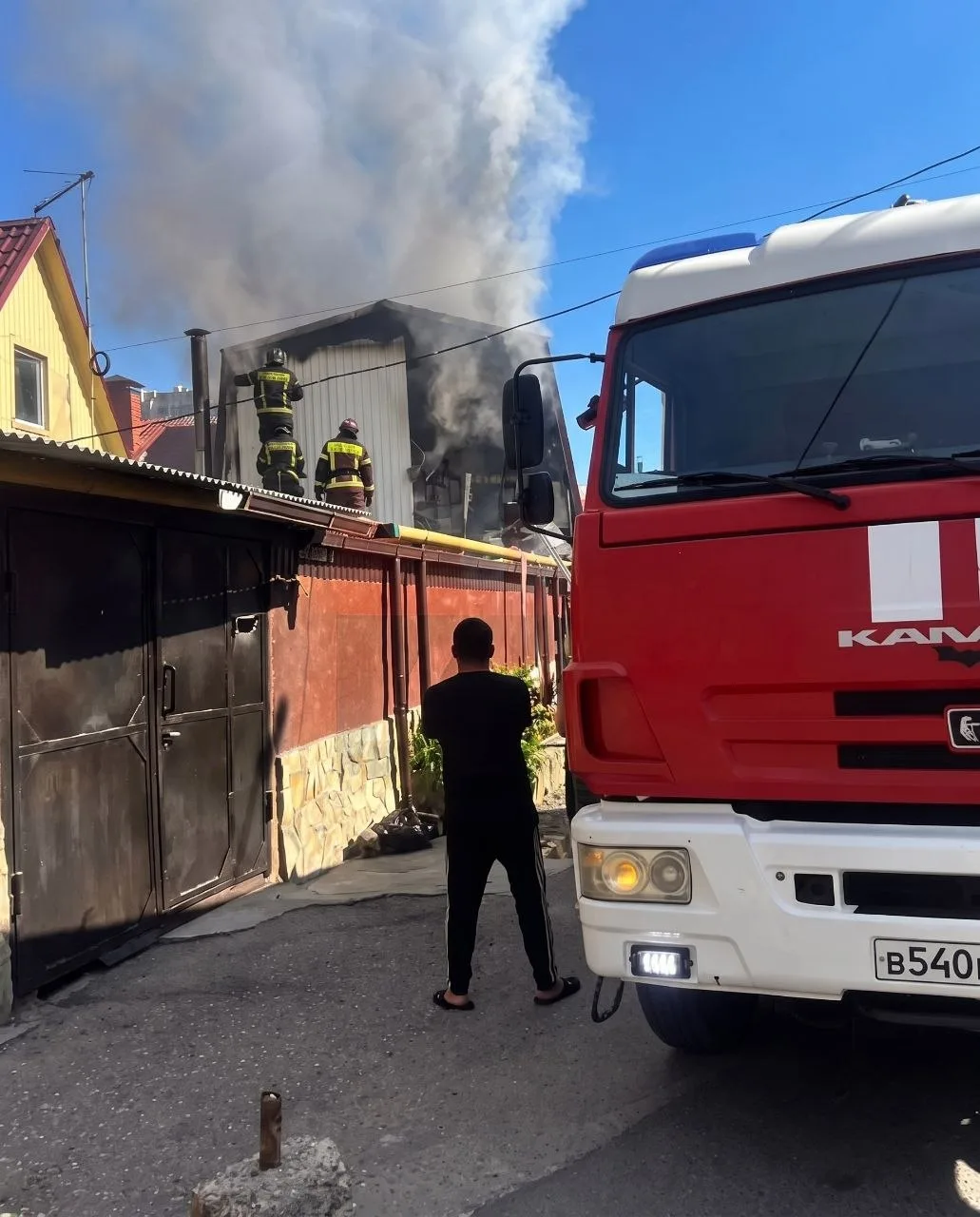 🚒 На территории рынка «Первомайский» в Пятигорске произошло возгорание.