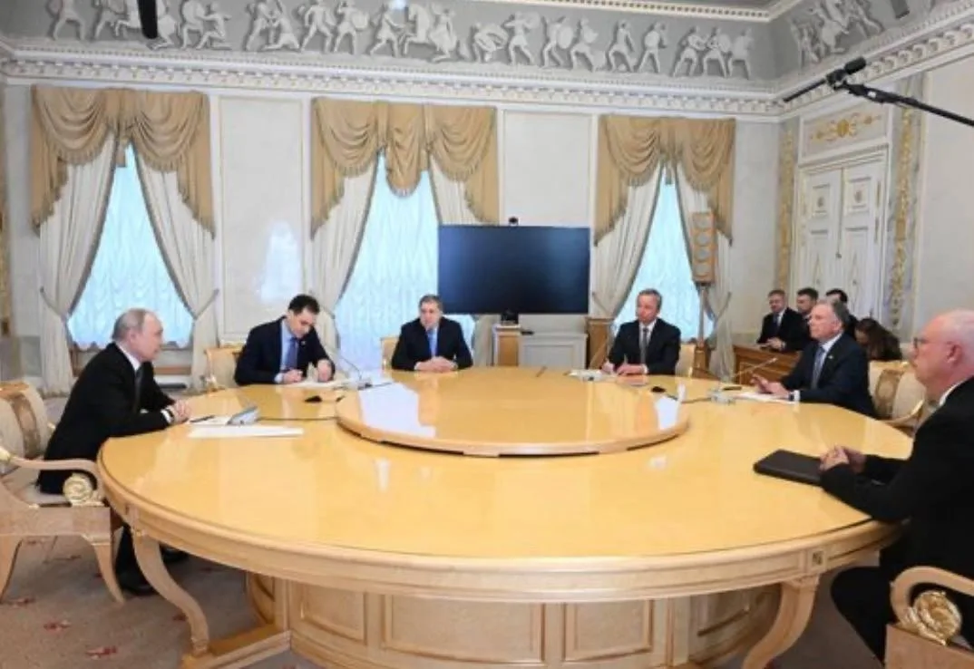 ⚡️ Путин начал встречу со спецпосланником Трампа Уиткоффом в Константиновском дворце в ...