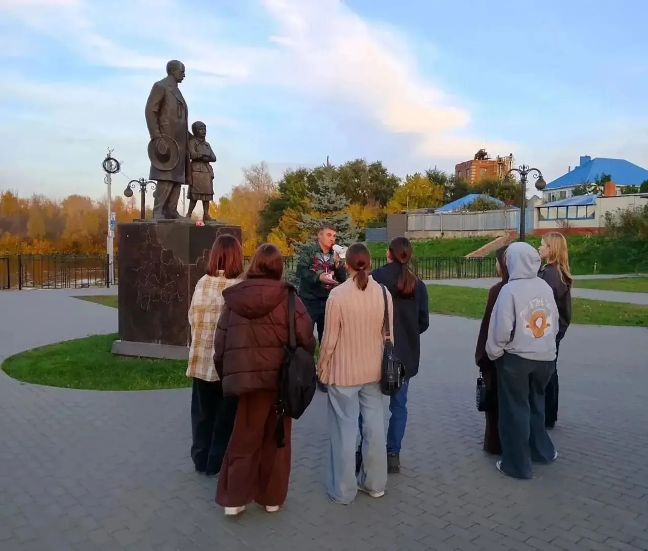 Студенты колледжа искусств побывали на пешей краеведческой экскурсии по городу Марксу. ...