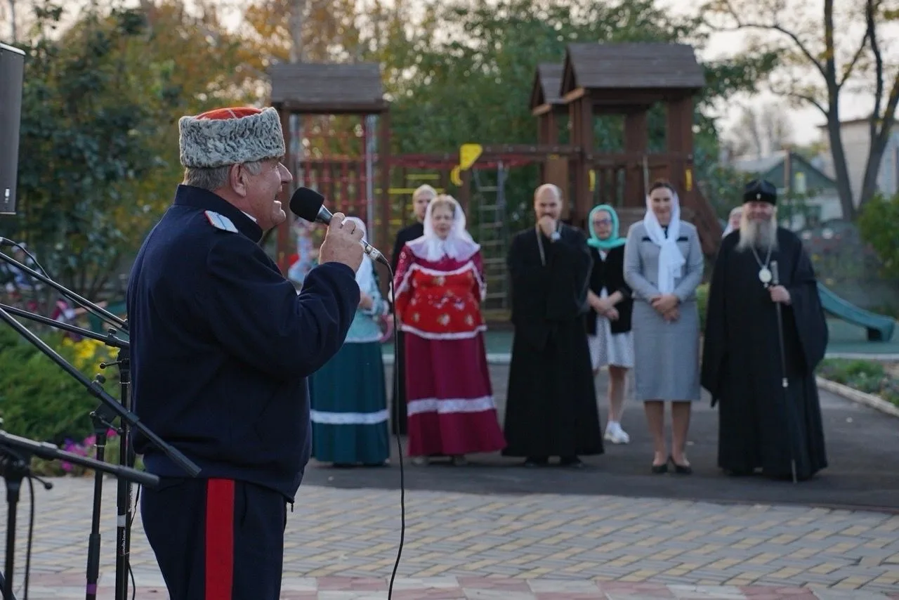 Праздник Покрова и День казачества в Луганске: Народный ансамбль «Любо» филиала «Дом ку...