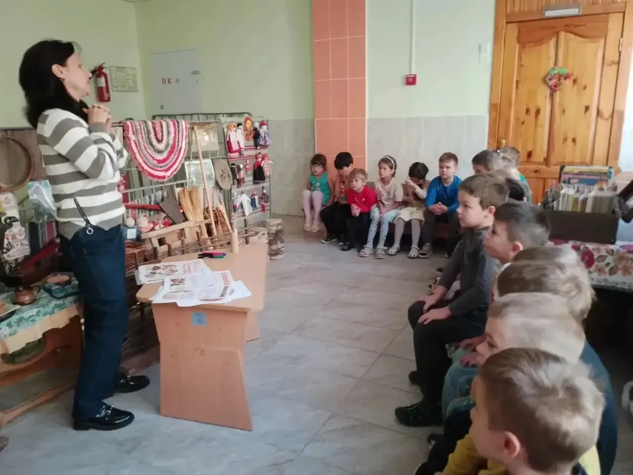 Логопед Елена Константиновна провела для детей познавательное занятие на тему «День хле...