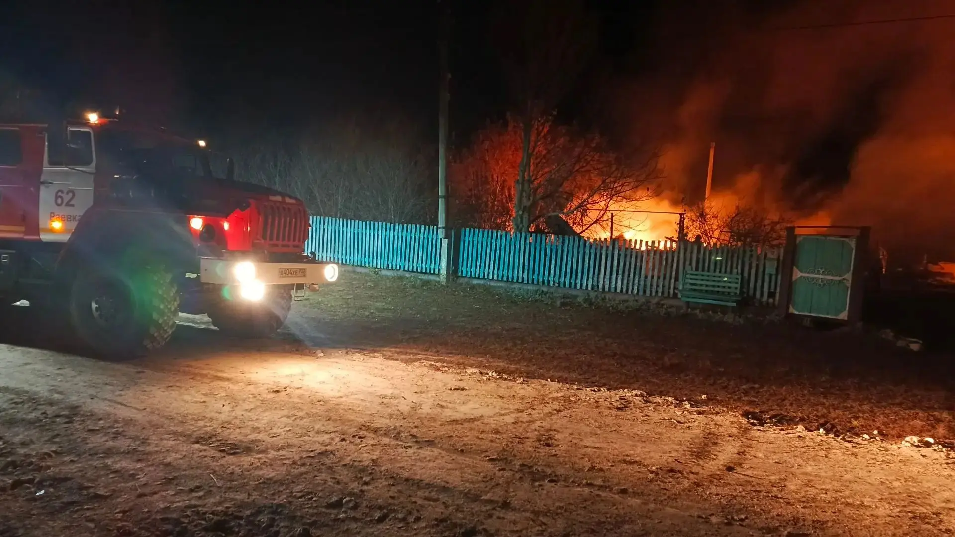В селе Трунтаишево случился масштабный пожар, в результате которого сгорели дом и надво...