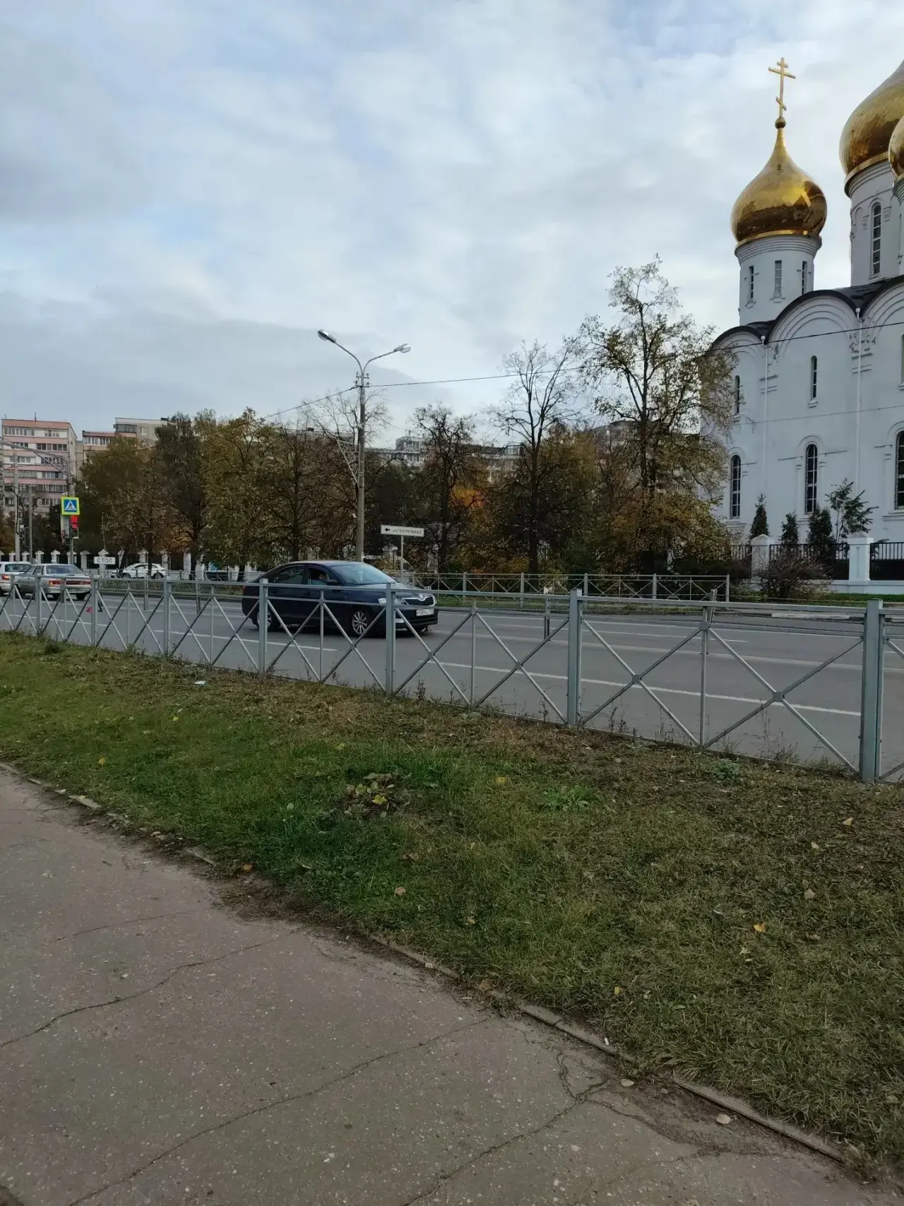 Притерся к ограждению, а тут ещё очередь на заправку... Автобусы и машины проезжают кое...