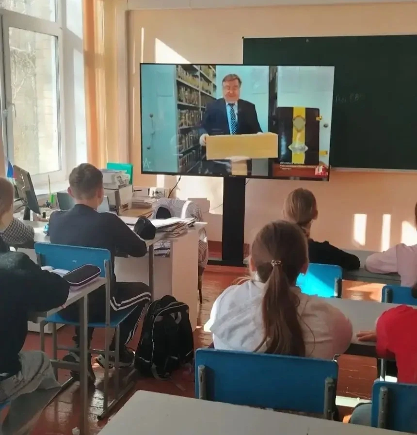 В нашей школе прошли тематические классные часы, посвящённые героическому прошлому Челя...