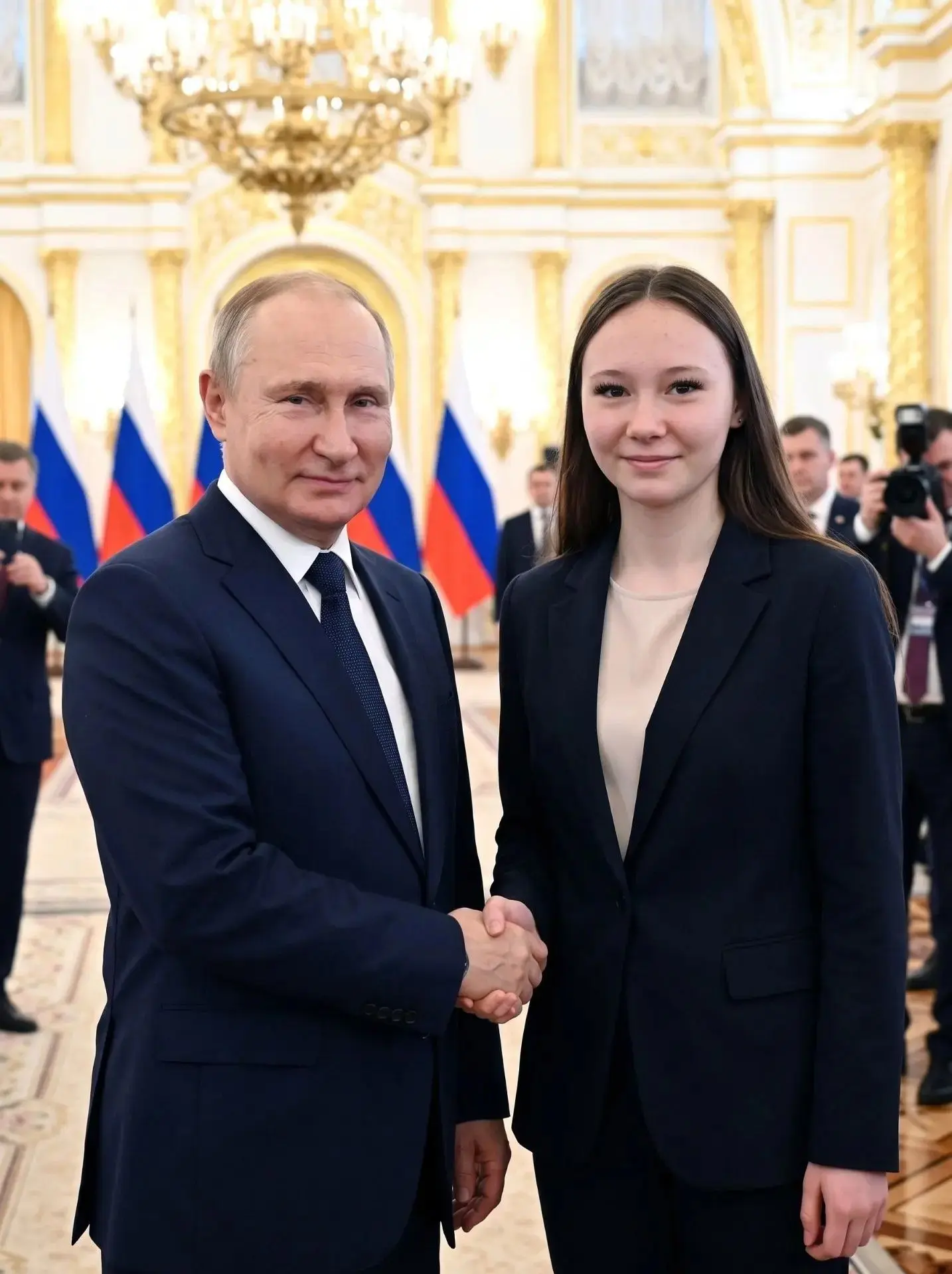 Первые — в одном кадре с Президентом!