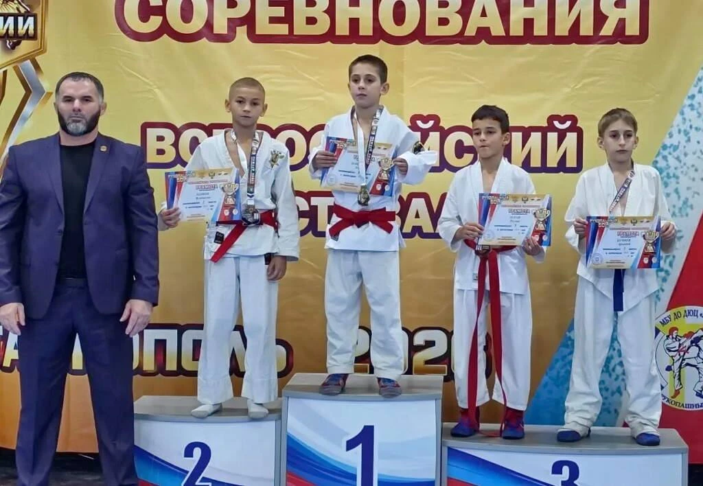 9 медалей привезли в Волгодонск борцы спортшколы №6 со Всероссийских турниров