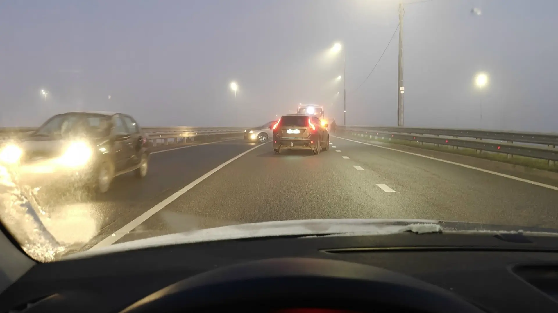 В Ленинградской области утром был небольшой минус и туман. Дорога в принципе сухая, но ...