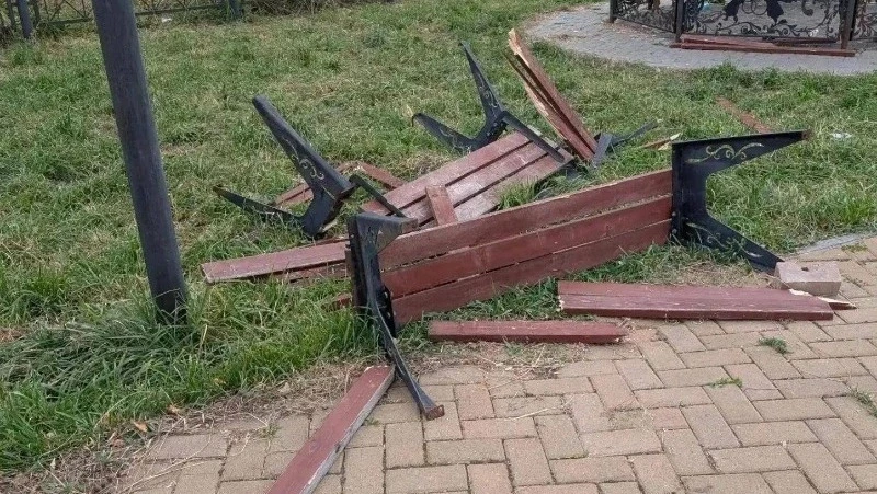 Вандалы повредили минимум 10 общественных территорий на Сахалине за год