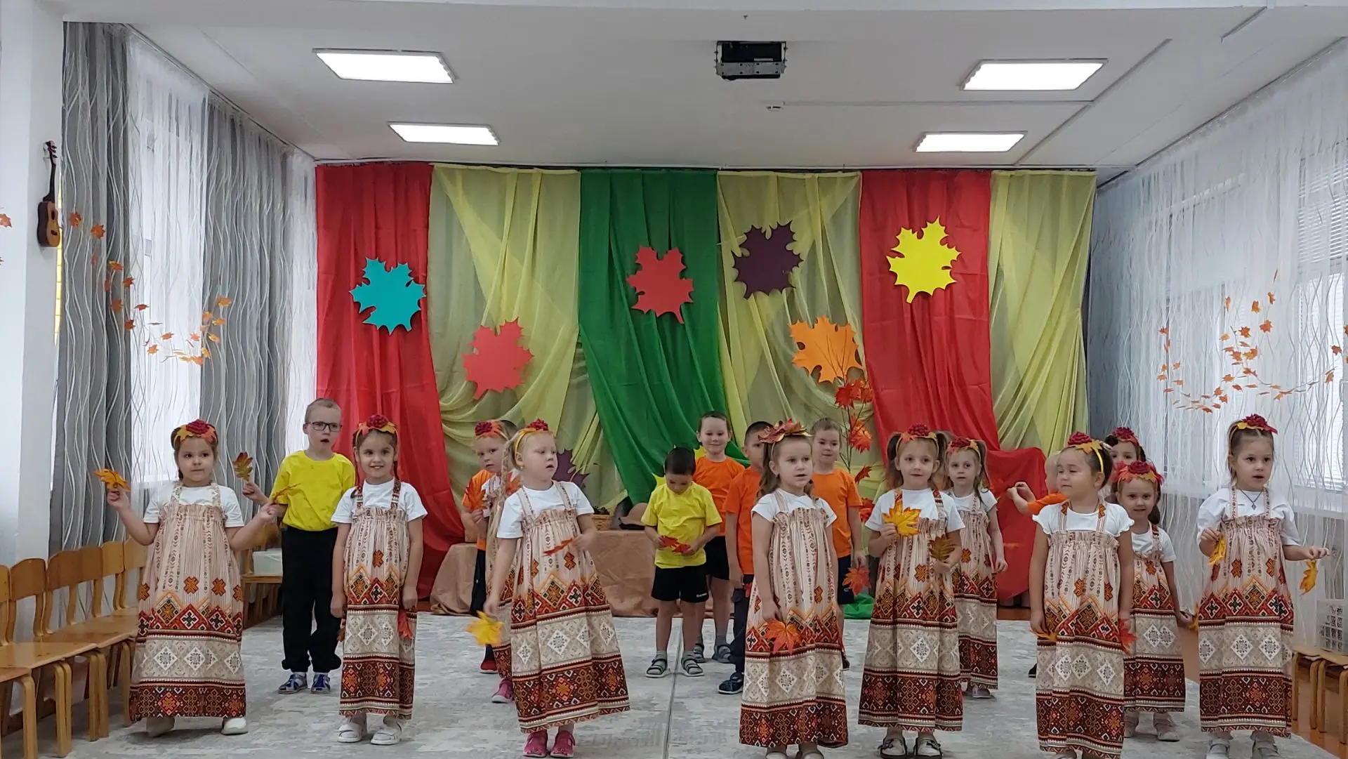 За окошком осень,