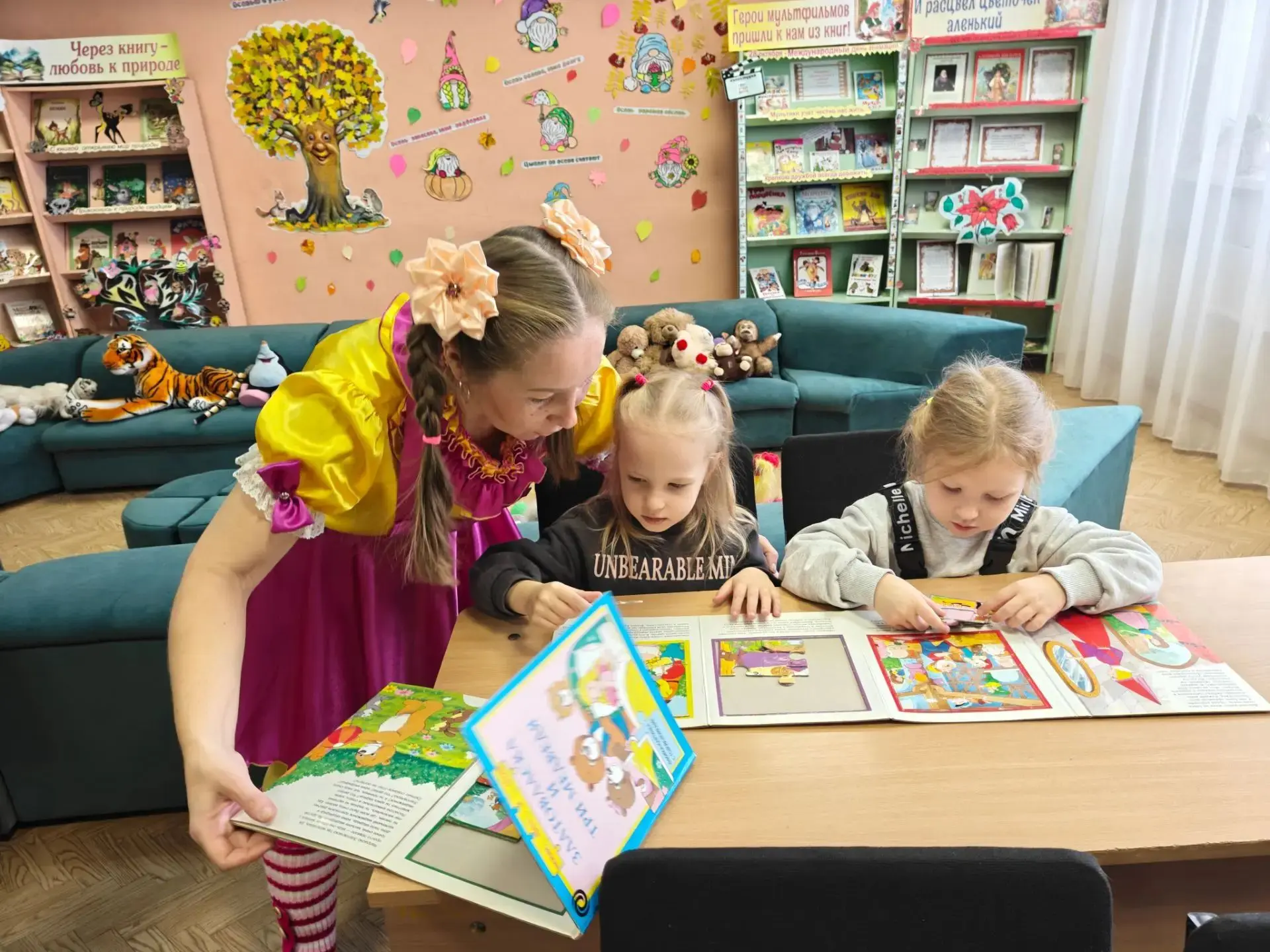 Сегодня  у ребят 8 группы, состоялось удивительное путешествие в мир книг, в библиотеке...