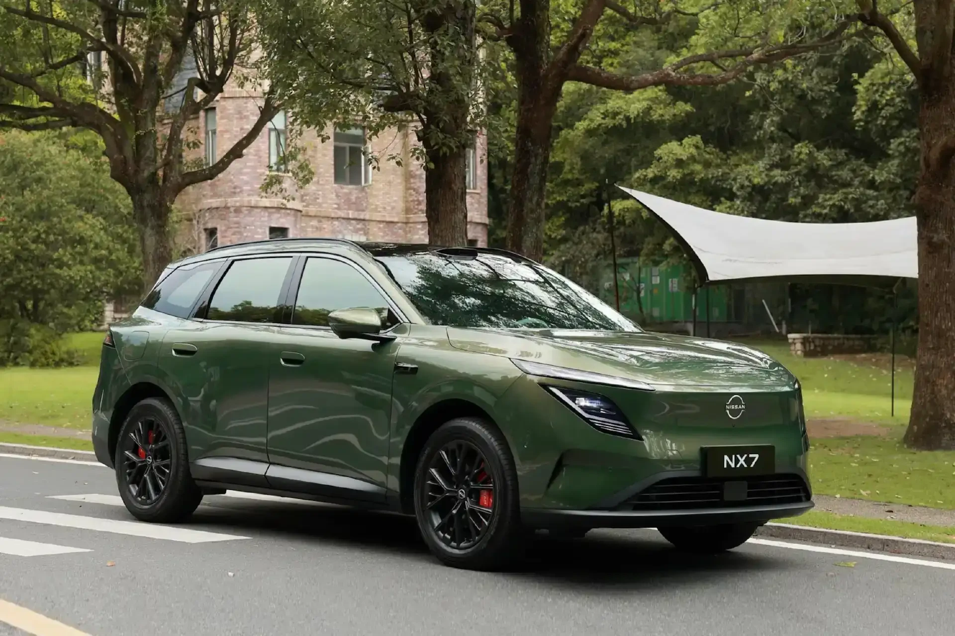 В Китае во время дорожных тестов заметили новый Nissan NX7 без камуфляжа: кроссовер пол...