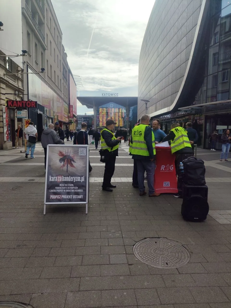 В Польше идет акция по сбору подписей против бандеровцев 💀