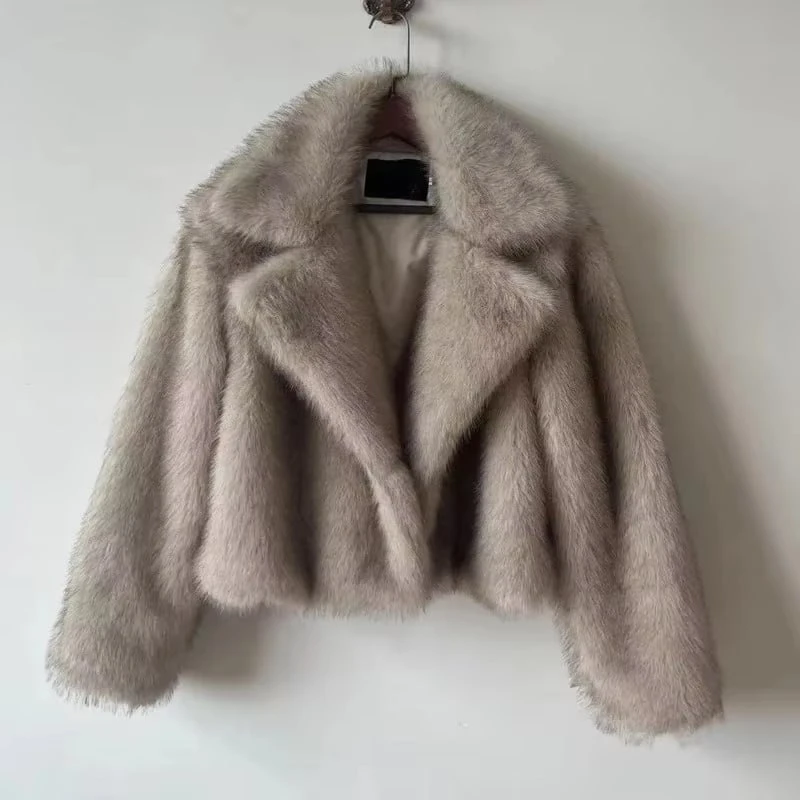 Женская короткая шуба.