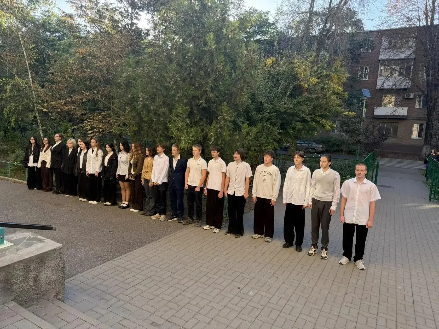 Сегодняшнее утро в лицее, согласно доброй традиции, началось с одного из главных символ...