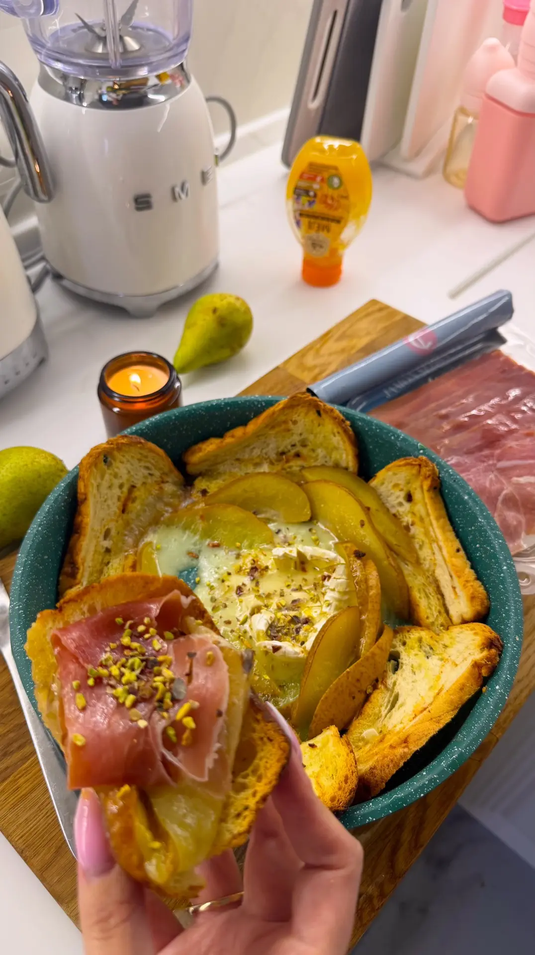 Брускетты с грушей, сыром бри и хамоном 🍐🧀