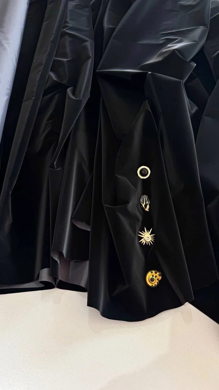 Чёрная бархатная плащовка со стока Schiaparelli 🖤