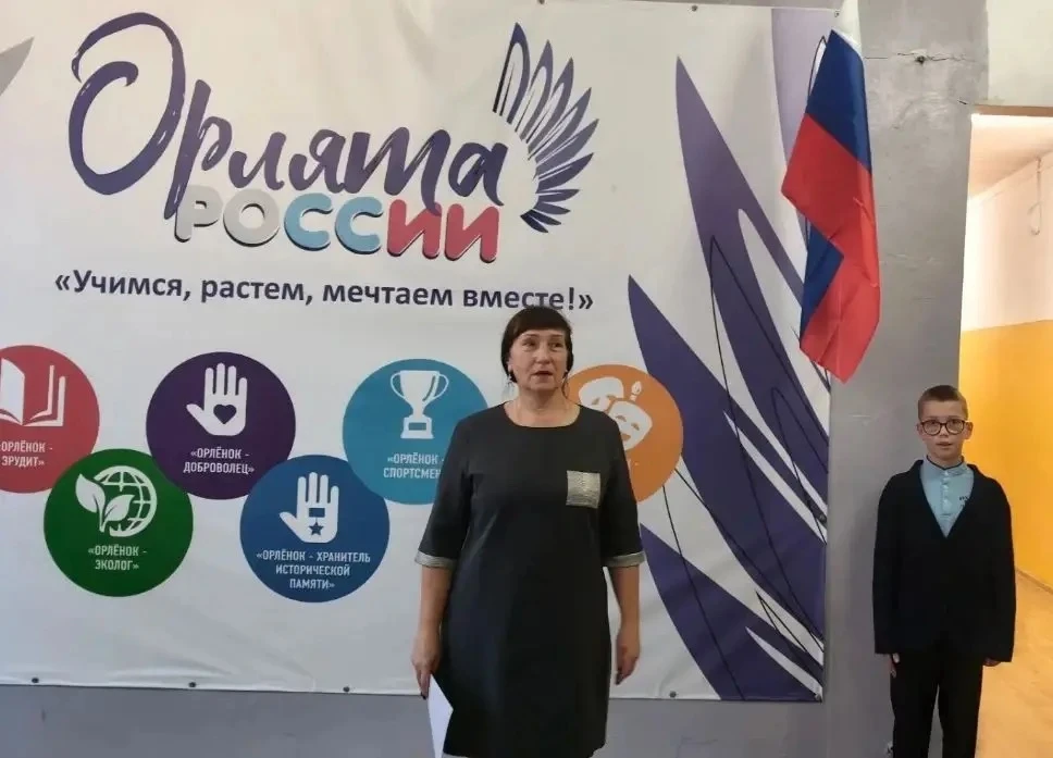 🎉 Еженедельная школьная линейка: итоги и награды! 🎉