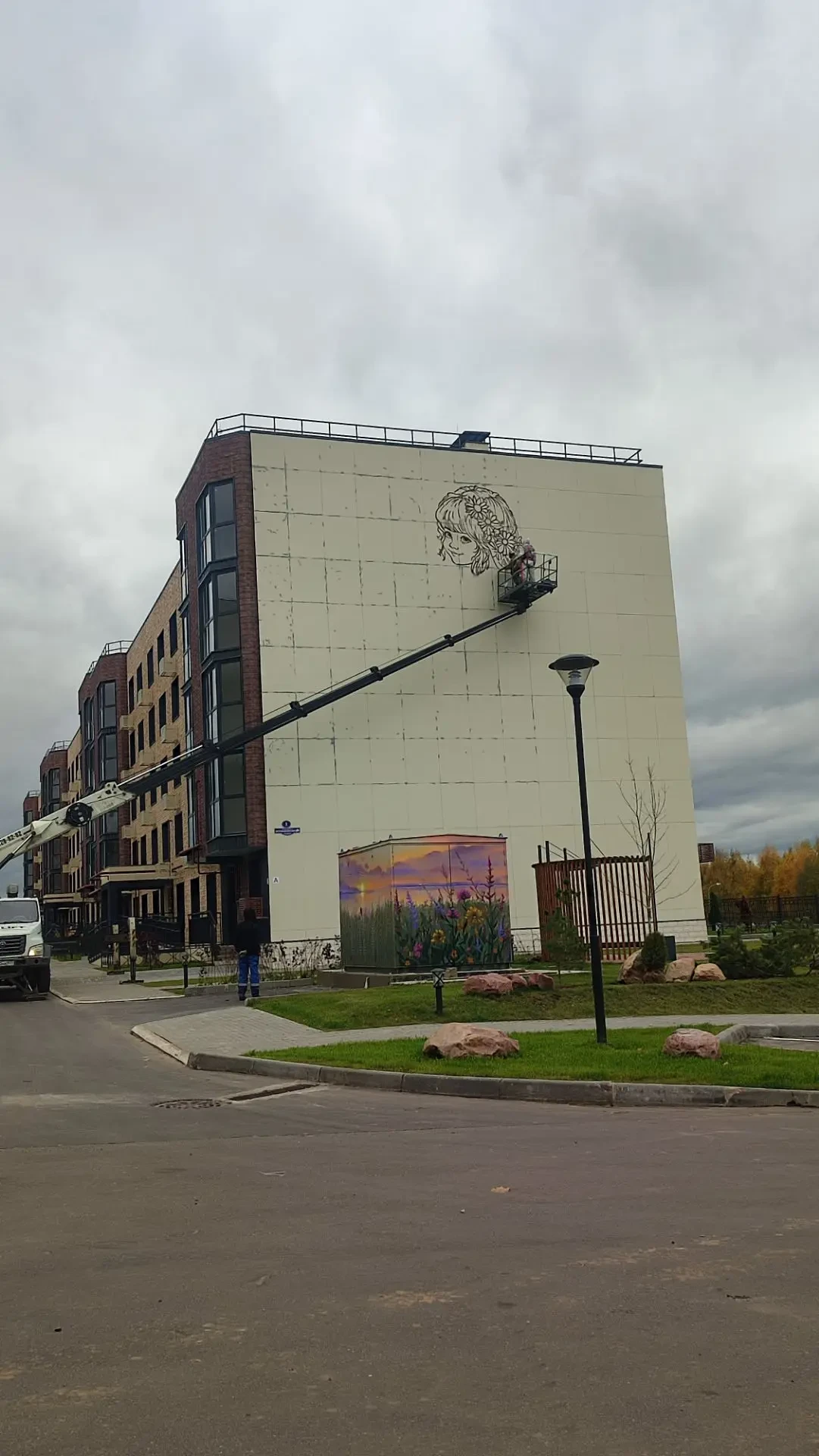 Скоро фасад первого дома квартала Дружба будет очень красивым и милым)