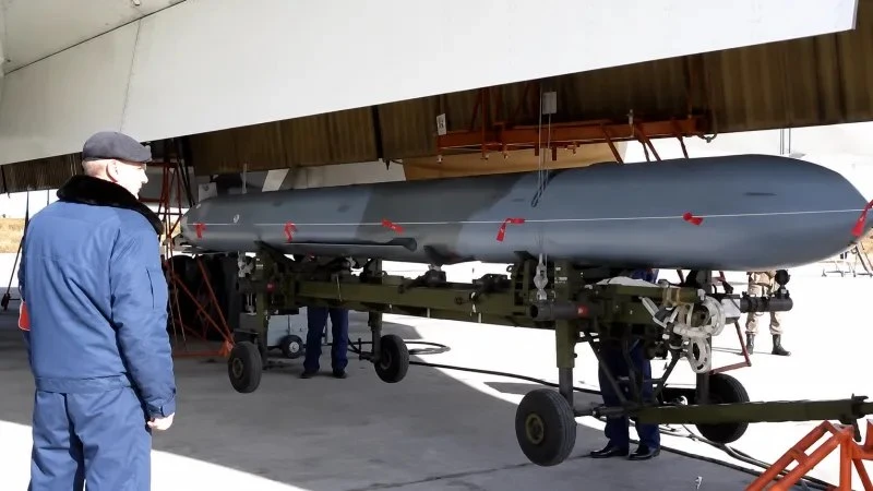 Западные спутники фиксируют погрузку ракет на самолёты Ту-160М на авиабазе в Энгельсе